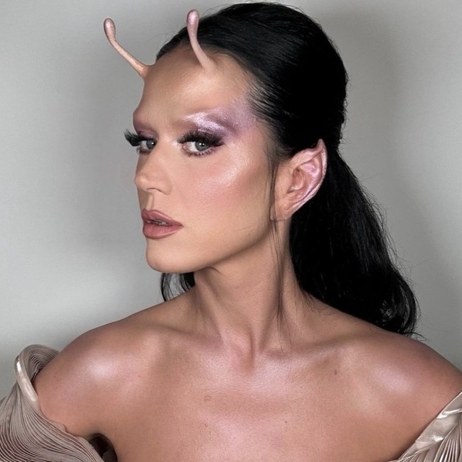 Katy Perry termasuk satu dari sejumlah bintang yang menghadiri pesta ulang tahun konglomerat teknologi Jeff Bezos di rumah mewahnya di Beverly Hills, Los Angeles, AS, baru-baru ini. Namun, ia memastikan penampilannya unik dari yang lain. (Foto: Instagram/@katyperry)