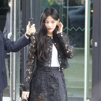 Minji NewJeans menghadiri event fashion week pertamanya sejak didapuk menjadi brand ambassador Chanel. Foto: dok. Twitter @newjeans_loop