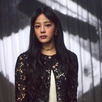 “Dia terlihat seperti bangsawan,” “Aku menyimpan foto-foto ini karena dia begitu cantik,” “Menurutku dia juga akan terlihat cocok memakai Dior,” “Princess vibes,” “Dia terlihat seperti aktris,” komentar sejumlah netizen di forum komunitas Korea. Foto: dok. Twitter @newjeans_loop