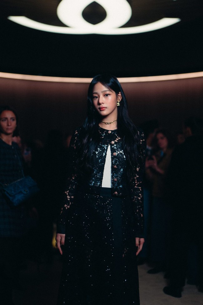 Pelantun ‘Super Shy’ itu menjadi tamu spesial di Chanel Spring/Summer 2024 Haute Couture show pada Selasa (23/1/2024) waktu setempat. Foto: dok. Twitter @newjeans_loop