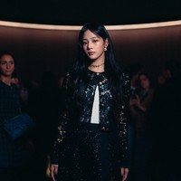 Pelantun ‘Super Shy’ itu menjadi tamu spesial di Chanel Spring/Summer 2024 Haute Couture show pada Selasa (23/1/2024) waktu setempat. Foto: dok. Twitter @newjeans_loop