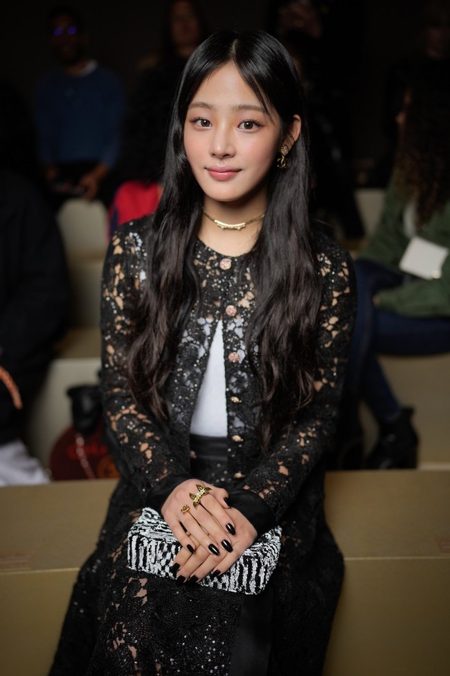 Jika sebelumnya Jennie BLACKPINK dijuluki Human of Chanel, Minji NewJeans disebut-sebut sebagai Chanel Princess. Foto: dok. Twitter @newjeans_loop