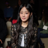 Jika sebelumnya Jennie BLACKPINK dijuluki Human of Chanel, Minji NewJeans disebut-sebut sebagai Chanel Princess. Foto: dok. Twitter @newjeans_loop