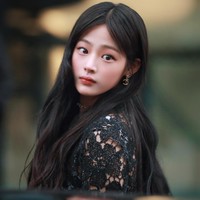 Visual Minji NewJeans menjadi sorotan sejak turun dari mobil. Idol KPop 19 tahun itu dinilai memancarkan aura bangsawan. Foto: dok. Twitter @newjeans_loop