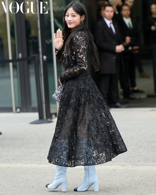 Dalam kesempatan itu, Minji NewJeans mengenakan rok dan atasan renda berwarna hitam dari koleksi Chanel Spring/ Summer 2024. Penampilannya dilengkapi dengan koleksi boots berwarna biru muda. Foto: dok. Twitter @newjeans_loop