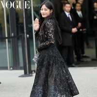 Dalam kesempatan itu, Minji NewJeans mengenakan rok dan atasan renda berwarna hitam dari koleksi Chanel Spring/ Summer 2024. Penampilannya dilengkapi dengan koleksi boots berwarna biru muda. Foto: dok. Twitter @newjeans_loop