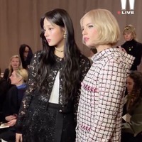 Penggemar pun menyorot interaksinya dengan Lucy Boynton, yang membintangi film Bohemian Rhapsody dan Barbie. Foto: dok. Twitter @newjeans_loop