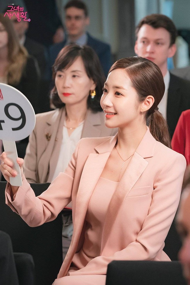 Aktris 37 tahun itu kerap mengenakan setelan jas yang colorful di drama Korea Her Private Life pada tahun 2019. Seperti di webtoon aslinya, karakter Park Min Young adalah seorang Kepala Kurator Museum Seni Cheum yang memiliki kehidupan rahasia. Foto: Instagram