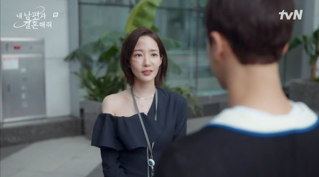 Kini Park Min Young menjadi sorotan karena penampilannya di drama Korea Marry My Husband. Karakternya, Kang Ji Won dianggap memakai busana yang terlalu terbuka ke kantor dan dinilai tak pantas. Foto: Instagram