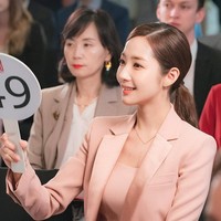 Aktris 37 tahun itu kerap mengenakan setelan jas yang colorful di drama Korea Her Private Life pada tahun 2019. Seperti di webtoon aslinya, karakter Park Min Young adalah seorang Kepala Kurator Museum Seni Cheum yang memiliki kehidupan rahasia. Foto: Instagram