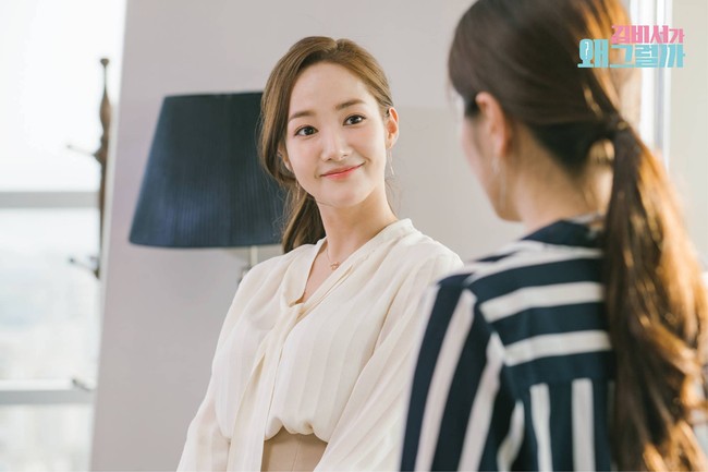 Popularitas Park Min Young berlanjut sampai membintangi drama Korea What’s Wrong with Secretary Kim pada tahun 2018. Dia menghidupkan karakter webtoon, Kim Mi So dan menjadi sekretaris Park Seo Joon. Tampil elegan memakai atasan berwarna netral dan selalu mengikat rambutnya. Foto: Instagram