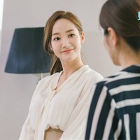 Popularitas Park Min Young berlanjut sampai membintangi drama Korea What’s Wrong with Secretary Kim pada tahun 2018. Dia menghidupkan karakter webtoon, Kim Mi So dan menjadi sekretaris Park Seo Joon. Tampil elegan memakai atasan berwarna netral dan selalu mengikat rambutnya. Foto: Instagram