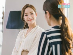 7 Gaya Park Min Young Ngantor di Drakor, Terbaru Tuai Kritik Bahu Kelihatan