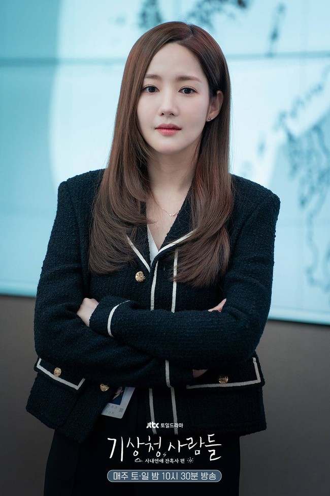 Inilah penampilan Park Min Young sebagai peramal cuaca di drama Korea Forecasting Love and Weather pada tahun 2022. Tak jauh berbeda dari karakter sebelumnya, Jin Ha Kyung tampil stylish di kantor BMKG mengenakan busana formal. Foto: Instagram