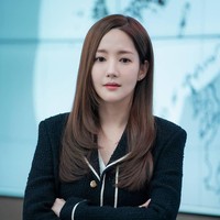 Inilah penampilan Park Min Young sebagai peramal cuaca di drama Korea Forecasting Love and Weather pada tahun 2022. Tak jauh berbeda dari karakter sebelumnya, Jin Ha Kyung tampil stylish di kantor BMKG mengenakan busana formal. Foto: Instagram