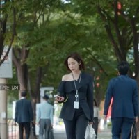 Sejumlah netizen Korea mengkritik bagaimana tim produksi drama Korea Marry My Husband memilih atasan yang mengekspos bahu dan tulang selangkanya. Foto: Instagram