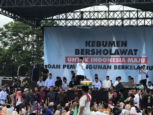 Momen Gibran Borong Es Teh untuk Masyarakat Kebumen