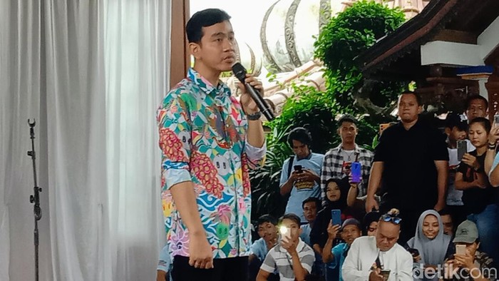 Cawapres No Urut 2 Gibran Rakabuming Raka menyapa Relawan Purworejo di gedung pertemuan jati indah, Jl Raya Purworejo-Kutoarjo, KM 6, Desa Candisari, Kecamatan Banyuurip pada Rabu (24/1/2024) sore.