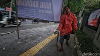 APK yang menyerobot guiding block terlihat di Jalan Penjernihan dan Jalan Yusuf Adiwinata.