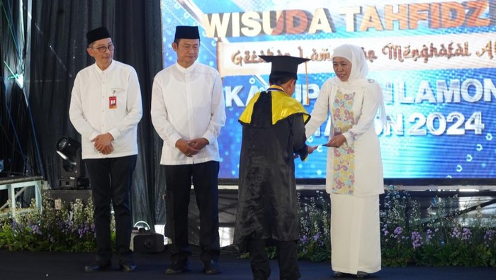Gubernur Jatim Khofifah memberi tabungan santri