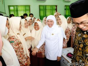 Khofifah Hadiri Tahlilan Guru-Siswa SMAN 1 Sidoarjo yang Tewas Kecelakaan