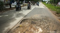 Jalan berlubang itu akan membahayakan pengendara yang melintas.