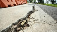 Para pengendara diharap berhati-hati saat melintas di Jalan I Gusti Ngurah Rai, Kranji, Bekasi.