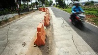 Salah satu titik dipasangi penanda yaitu barrier berwarna oranye agar tak dilintasi pengendara.