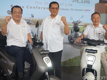 Motor Listrik Honda EM1 e: dan EM1 e: Plus Ramah Lingkungan Hadir di Surabaya