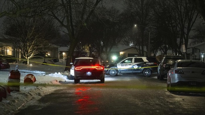 Horor 8 Orang Ditemukan Tewas Ditembak di AS, Pelaku Buron Police work a scene, Monday, Jan. 22, 2024, in Joliet, Ill., after multiple people were shot and killed over two days at three locations in the Chicago suburbs. (Tyler Pasciak LaRiviere/Chicago Sun-Times via AP)