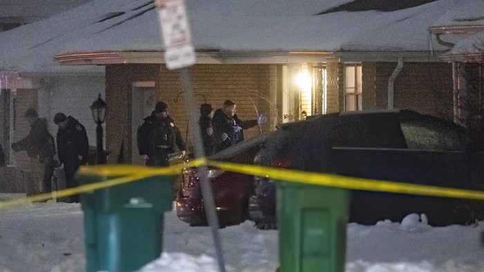 Horor 8 Orang Ditemukan Tewas Ditembak di AS, Pelaku Buron Police work a scene, Monday, Jan. 22, 2024, in Joliet, Ill., after multiple people were shot and killed over two days at three locations in the Chicago suburbs. (Tyler Pasciak LaRiviere/Chicago Sun-Times via AP)