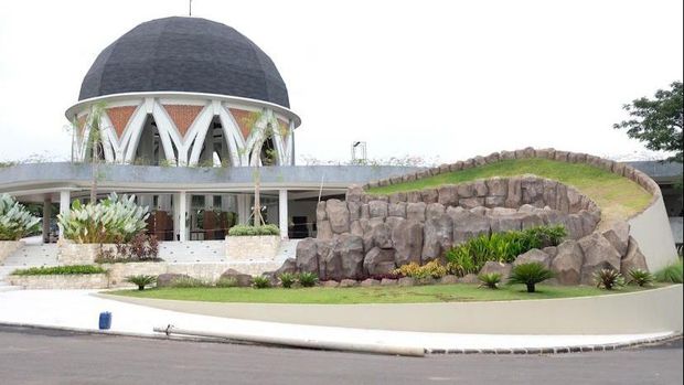 Mau berkunjung ke Tulungagung dan sedang mencari hotel atau penginapan? Berikut ini sederet rekomendasi hotel mewah di Tulungagung.