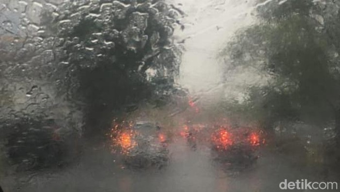 Hujan deras di surabaya