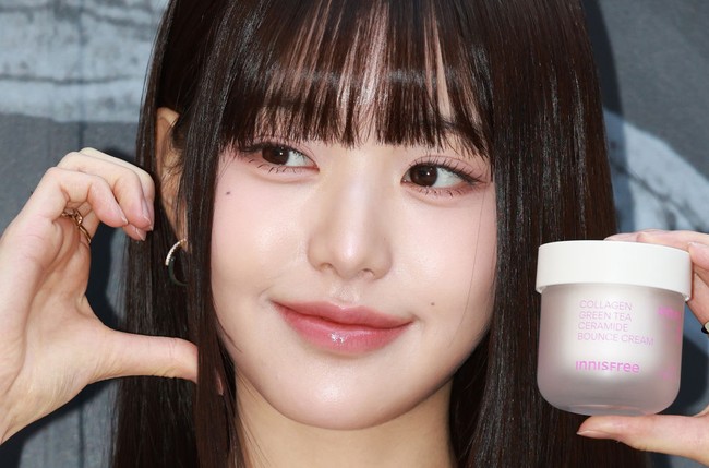 Hasil foto Getty Images dan fansite Jang Wonyoung IVE tidak jauh berbeda. Pelantun ‘LOVE DIVE’ itu membuktikan kulit wajahnya mulus seakan pori-porinya tak terlihat. Foto: Getty Images