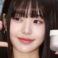 Hasil foto Getty Images dan fansite Jang Wonyoung IVE tidak jauh berbeda. Pelantun ‘LOVE DIVE’ itu membuktikan kulit wajahnya mulus seakan pori-porinya tak terlihat. Foto: Getty Images