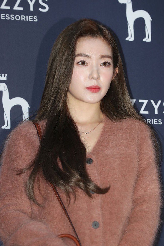 Irene Red Velvet juga dianggap sebagai salah satu idol KPop dengan kulit wajah sempurna. Dia memukau penggemar dengan hasil foto Getty Images saat menghadiri pembukaan toko Hazzy di Myeongdong. Foto: Getty Images