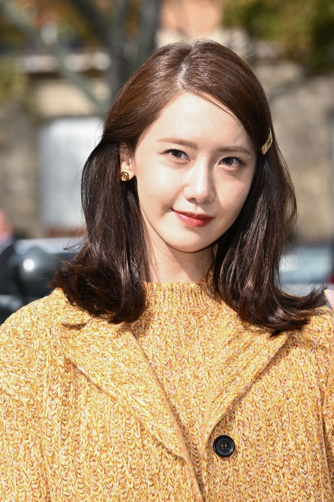 Visual Yoona SNSD tidak tergantikan. Saat terkena pantulan cahaya matahari, semakin terlihat kulitnya putih dan mulus. Foto: Getty Images