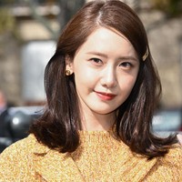 Visual Yoona SNSD tidak tergantikan. Saat terkena pantulan cahaya matahari, semakin terlihat kulitnya putih dan mulus. Foto: Getty Images