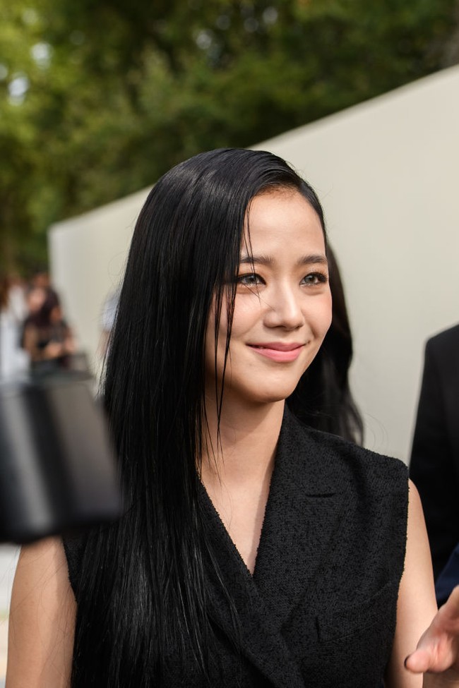 Tanpa editan, Jisoo BLACKPINK terlihat menawan saat menghadiri Paris Fashion Week 2023. Bintang drama Korea Snowdrop itu tampil beda dengan dandanan gothic, memakai outfit serba hitam koleksi Dior. Foto: Getty Images