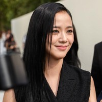 Tanpa editan, Jisoo BLACKPINK terlihat menawan saat menghadiri Paris Fashion Week 2023. Bintang drama Korea Snowdrop itu tampil beda dengan dandanan gothic, memakai outfit serba hitam koleksi Dior. Foto: Getty Images