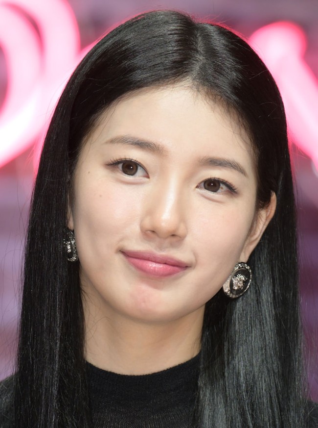Lewat akun Instagram-nya, Suzy kerap menampilkan kondisi wajah aslinya tanpa makeup. Ini penampilannya saat menghadiri konferensi pers drama Korea Doona. Foto: Getty Images