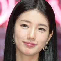 Lewat akun Instagram-nya, Suzy kerap menampilkan kondisi wajah aslinya tanpa makeup. Ini penampilannya saat menghadiri konferensi pers drama Korea Doona. Foto: Getty Images