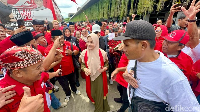 Istri Ganjar Pranowo, Siti Atikoh Suprianti, tiba di Bandar Udara Blimbingsari Banyuwangi, Jawa Timur.  (Annisa/detikcom).