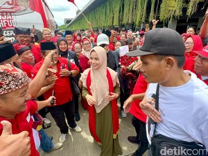 Tiba Di Bandar Udara Banyuwangi, Atikoh Istri Ganjar Disambut Tarian Jejer