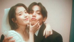 Emang boleh sedekat dan segemas ini, IU dan V? (Foto: dok. EDAM Entertainment)