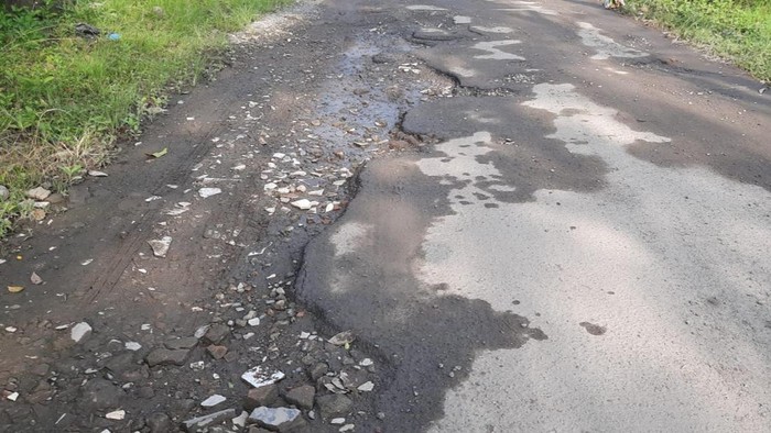 Jalan Danau Tiss,  Kelurahan Sei Agul, Kecamatan Medan Barat, Kota Medan yang rusak. (Felicia Gisela Br Sihite/detikSumut)