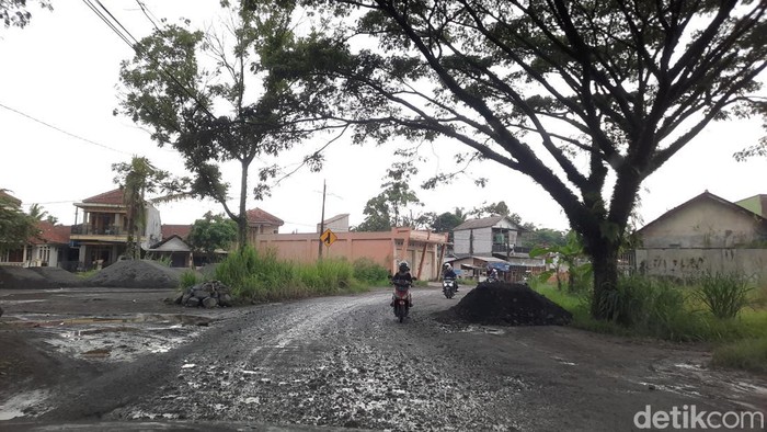 Jalan Raya Ciawi-Singaparna mengalami kerusakan. Hingga saat ini belum mendapatkan perbaikan.