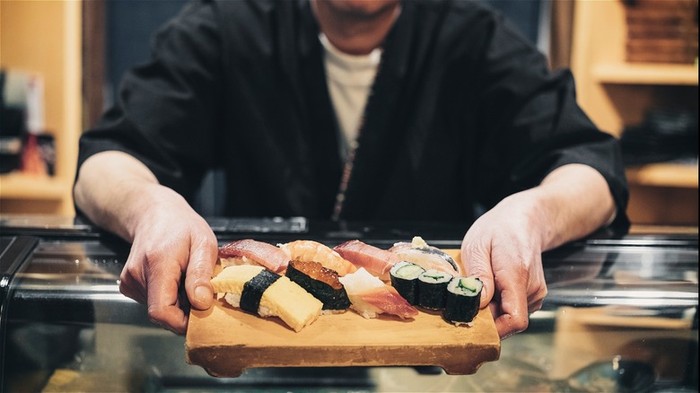 Jangan Lakukan 5 Hal Ini Saat Makan di Restoran Sushi