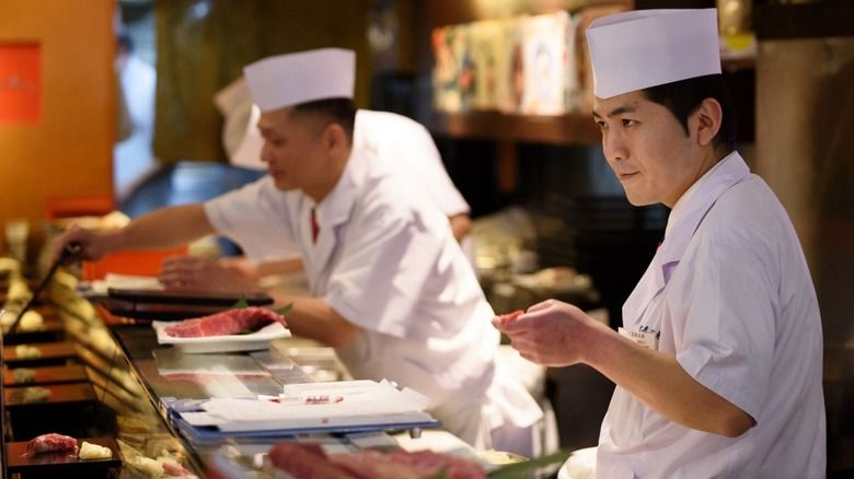 Jangan Lakukan 5 Hal Ini Saat Makan di Restoran Sushi