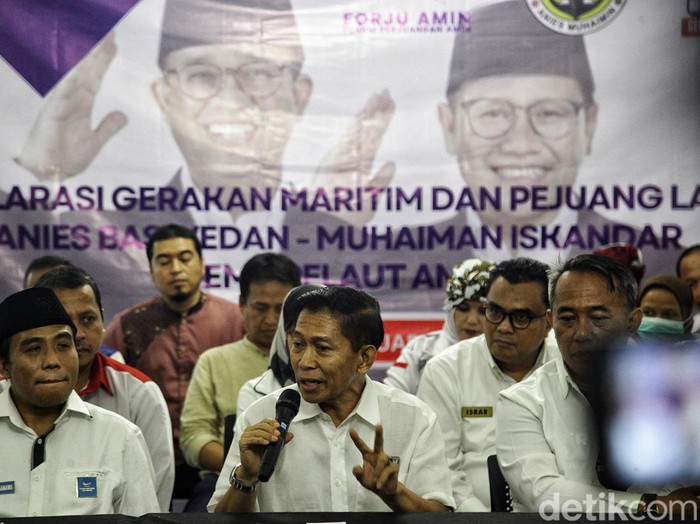 Ketua Gerakan Maritim dan Pejuang Laut (Gema Pelaut) Rusdianto Samawa (berpeci hitam) bersama relawan menyerahkan surat dukungan kepada Anggota Dewan Pakar Timnas AMIN, Marsda TNI (Purn) Supomo saat deklarasi dukungan Gema Pelaut AMIN di Markas Pemenangan Timnas AMIN, Jl Diponegoro no 10, Menteng, Jakarta, Rabu (24/1/2024). Gema Pelaut Amin menyatakan dukungan Anies-Imin dalam pilpres Februari mendatang dan menjanjikan 5 juta suara serta 1 juta saksi untuk paslon no urut 01. Setelah melakukan deklarasi, para relawan melakukan aksi bakar ikan di halaman samping rumah pemenangan.